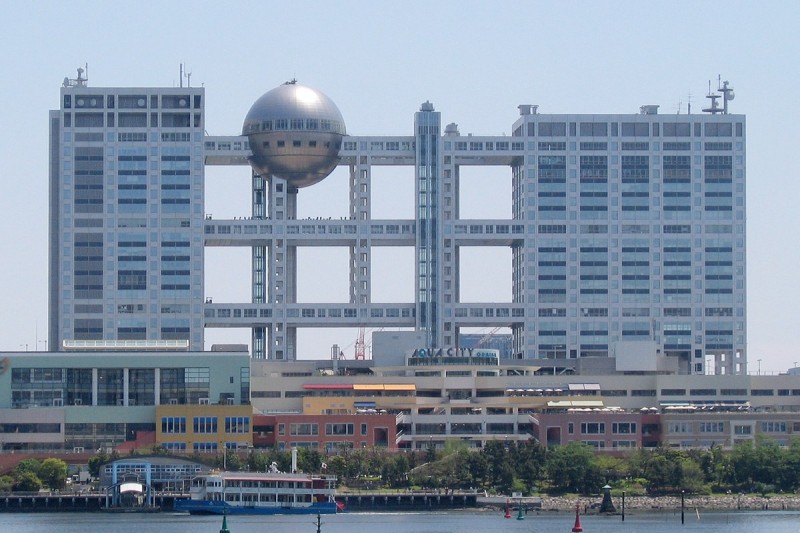 Fuji_TV_headquarters_and_Aqua_City_Odaiba_-_2006-05-03-2009-25-01