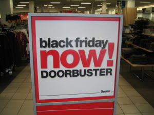 【動画】アメリカ、年に一度の巨大セール「ブラックフライデー」がヤバいw商品をめぐり大乱闘ww