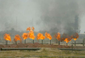 【動画】油田や製油所の煙突に火が付いている理由