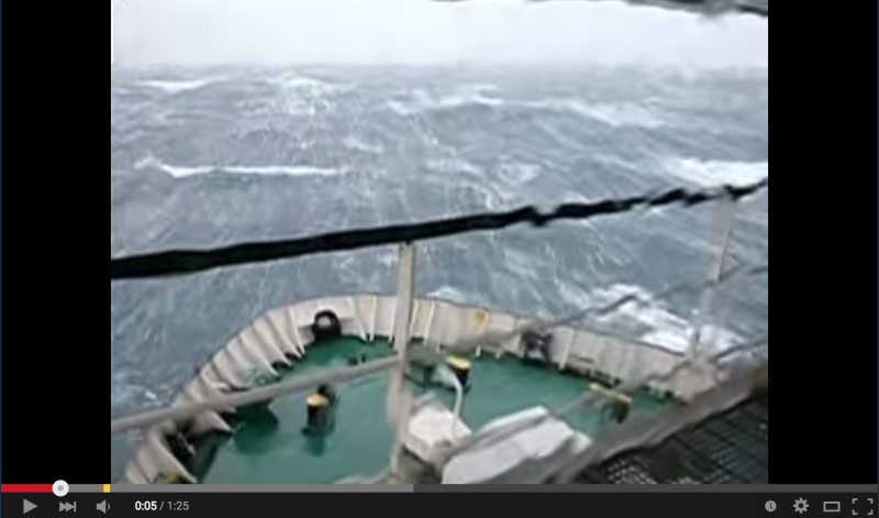 数十メートルありそうな巨大な波を越えていくタンカーの動画がヤバイ。