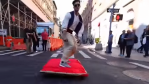 【動画】魔法の絨毯に乗ったアラジンがニューヨークの街中を駆け抜けるｗｗｗ