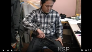 防犯グッズ店の白石浩一店長がスタンガンを自分の体で試す動画がシュールでじわるwww