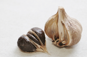 福地ホワイト六片種で作る黒ニンニクが人気！がん予防栄養価が最も高いニンニクを熟成