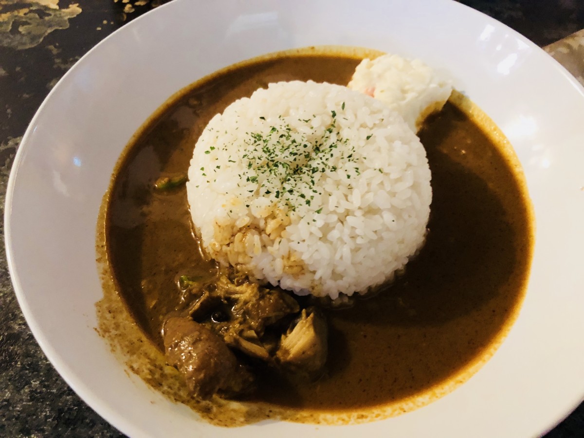 天神親不孝通りHOMEでカレーランチ。味のある雰囲気の隠れ家的ライブバー